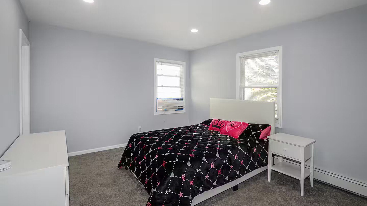 Photo of Bedroom in Glen Head