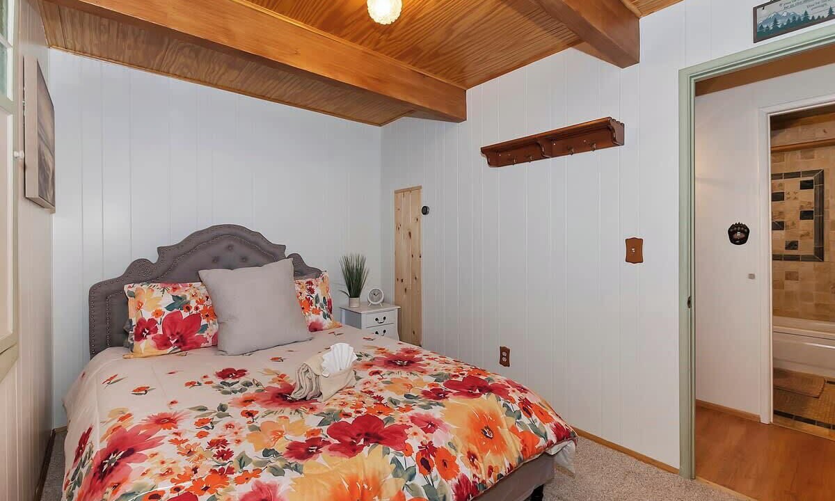 Photo of Bedroom in Fawnskin