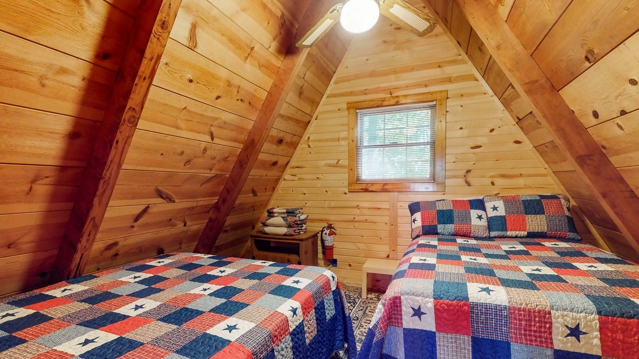 Photo of Bedroom in Flat Hollow Marina