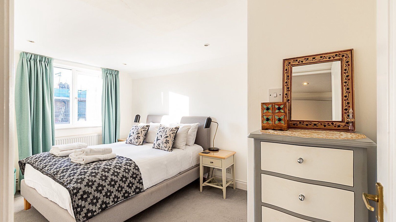 Photo of Bedroom in Ravenscourt Park