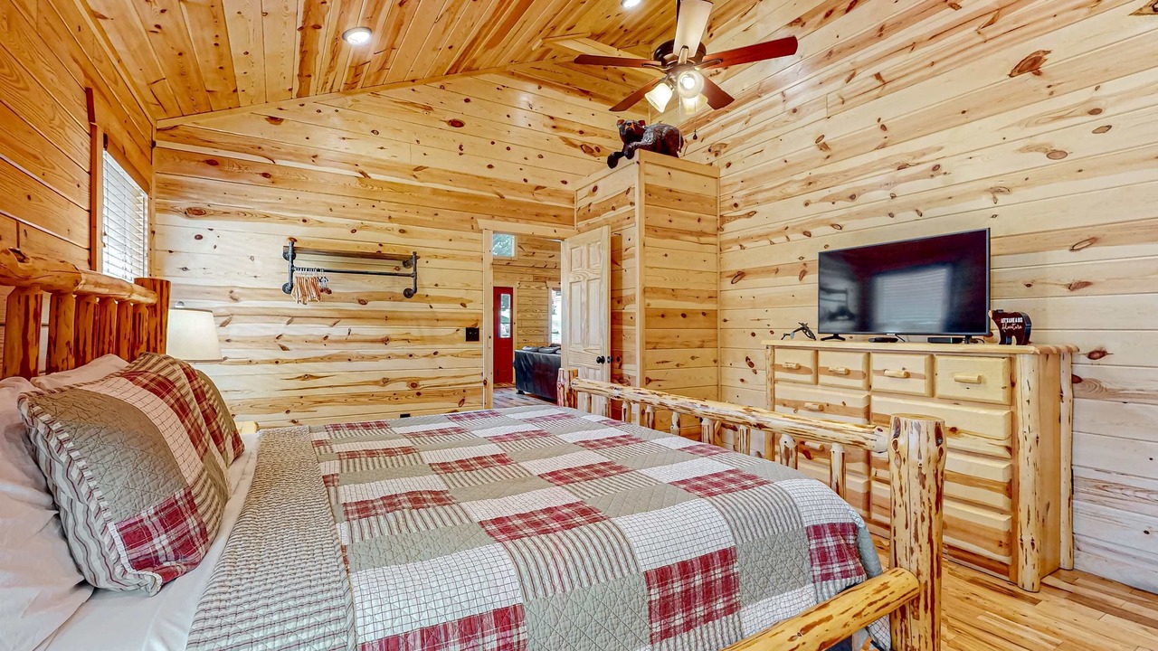 Photo of Bedroom in White Oak Lodge