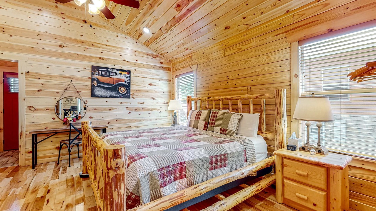 Photo of Bedroom in White Oak Lodge