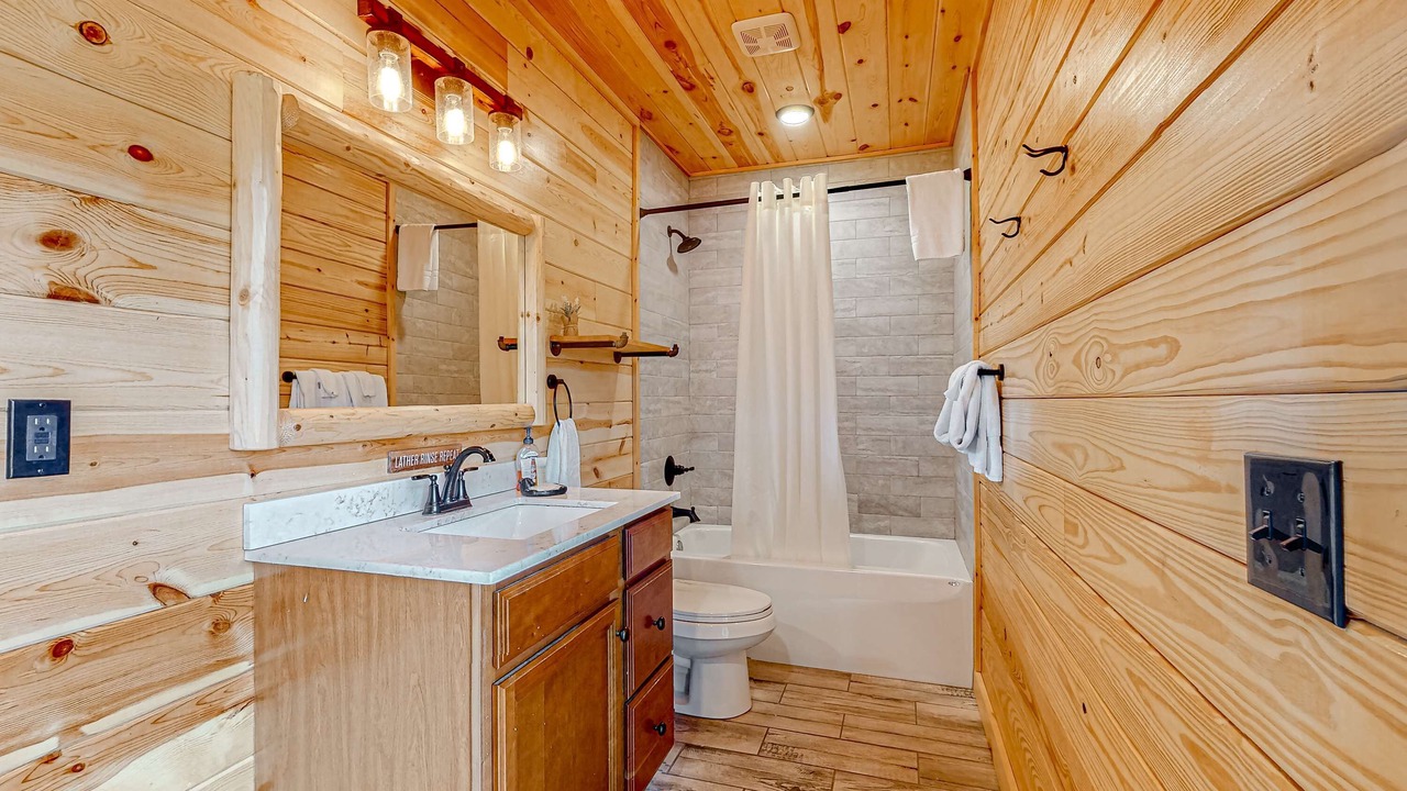 Photo of Bathroom in White Oak Lodge