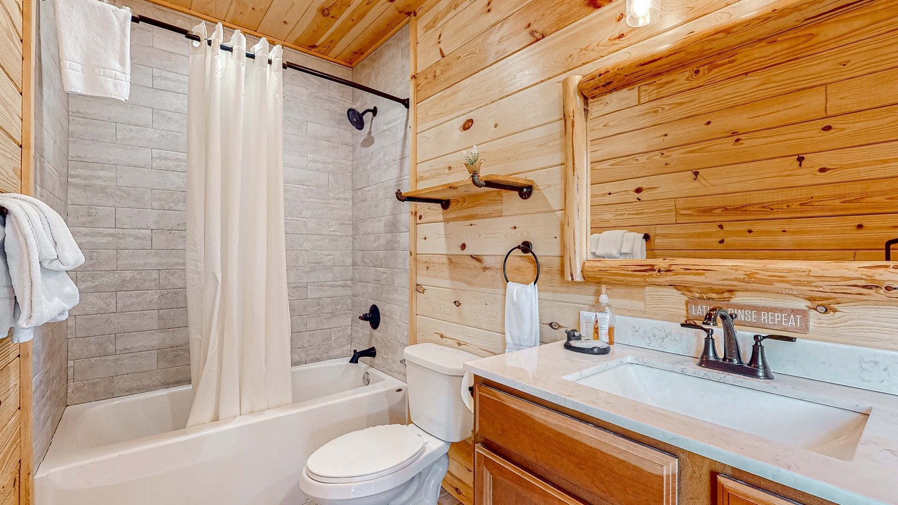 Photo of Bathroom in White Oak Lodge