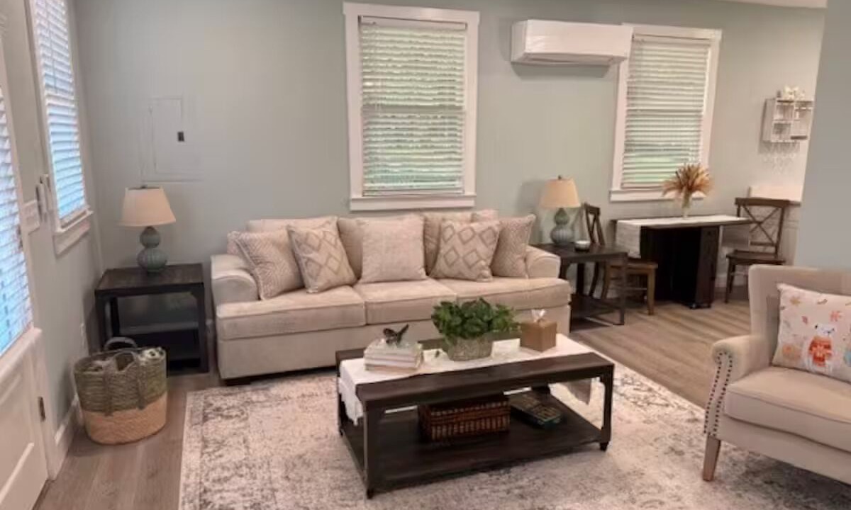 Photo of Livingroom in Commerce
