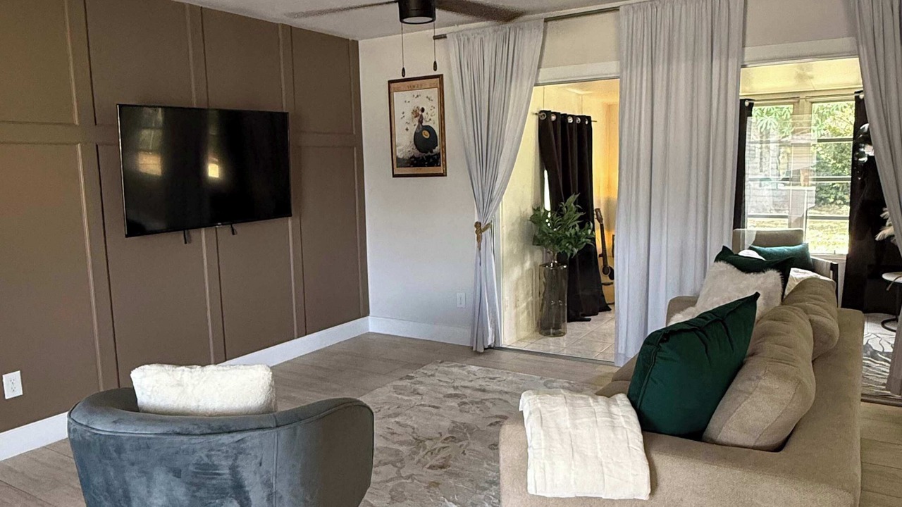 Photo of Livingroom in Yacht Club