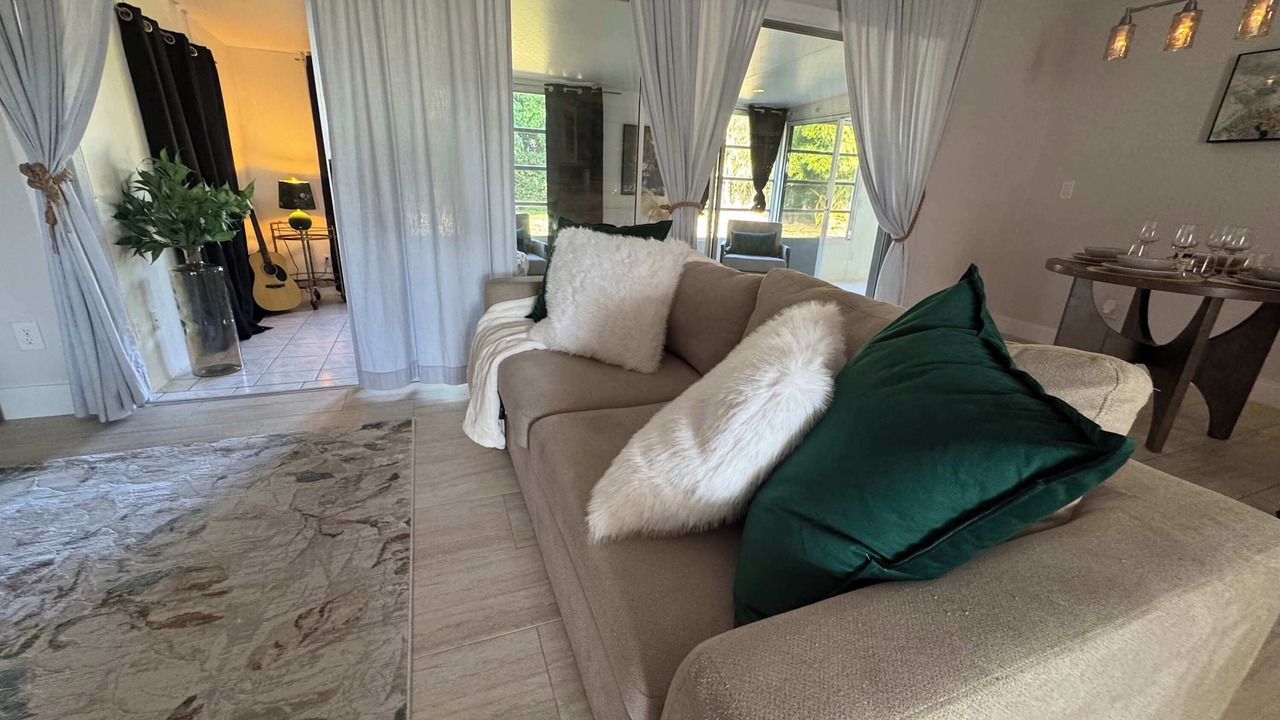 Photo of Livingroom in Yacht Club