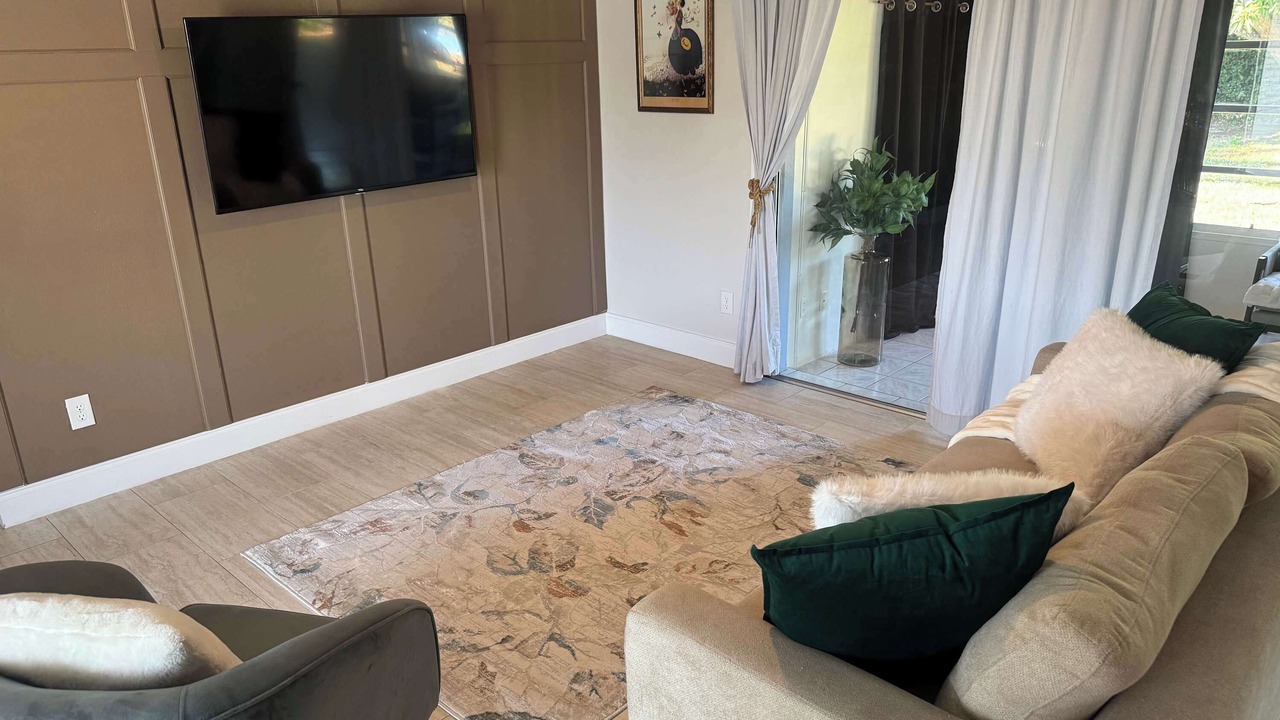 Photo of Livingroom in Yacht Club