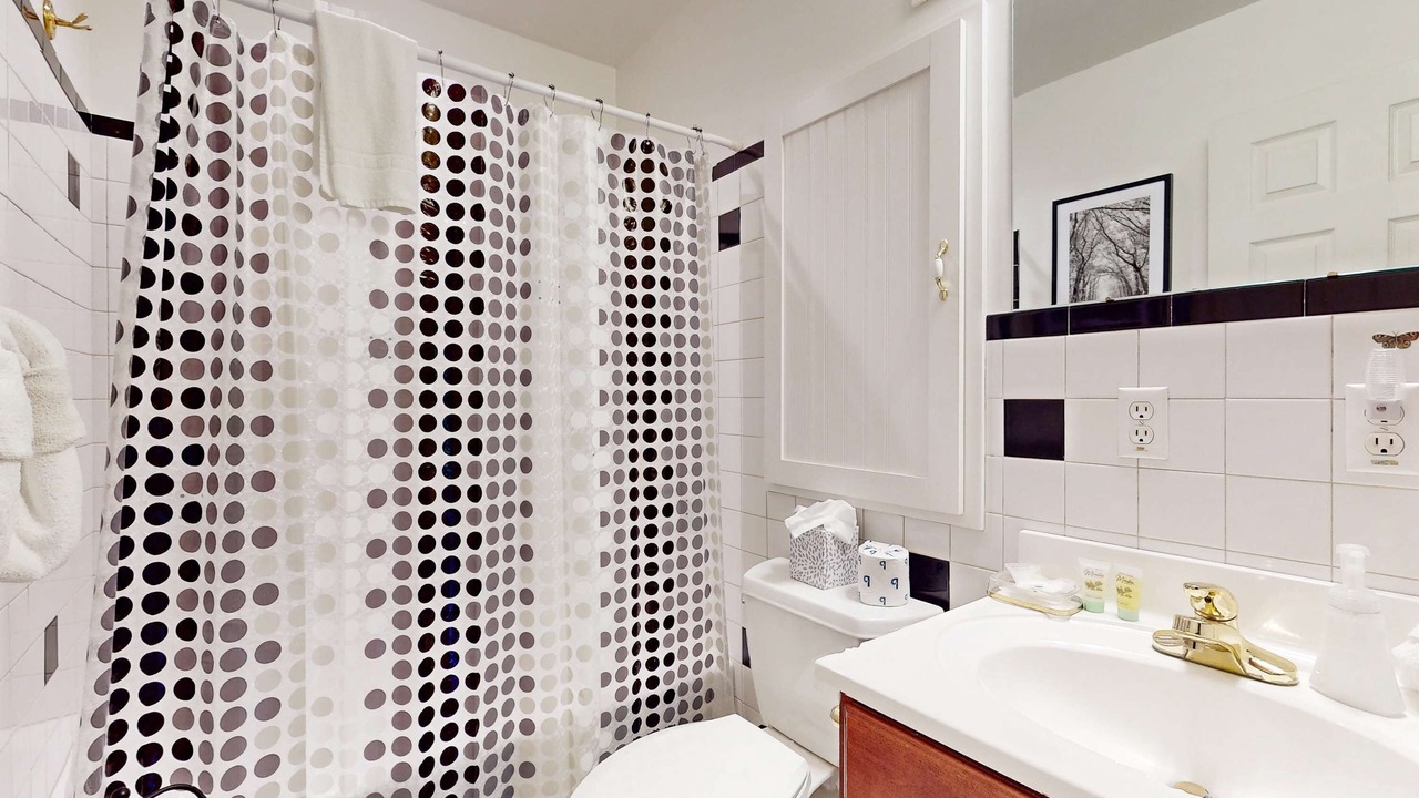 Photo of Bathroom in Kodak
