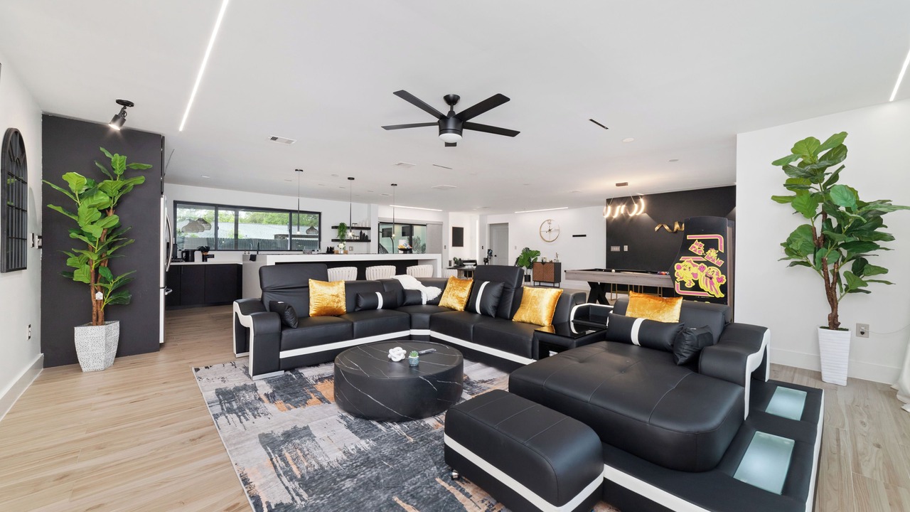 Photo of Livingroom in Woodlake - Briar Meadow