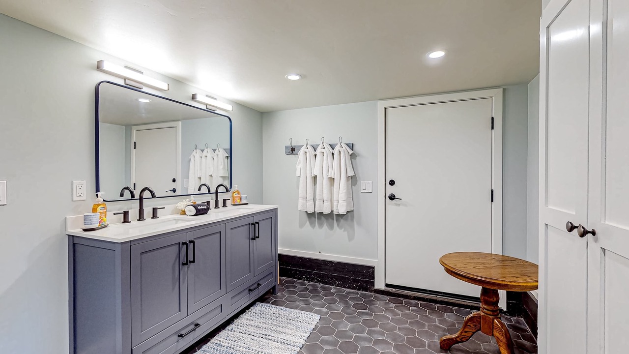 Photo of Bathroom in Elk