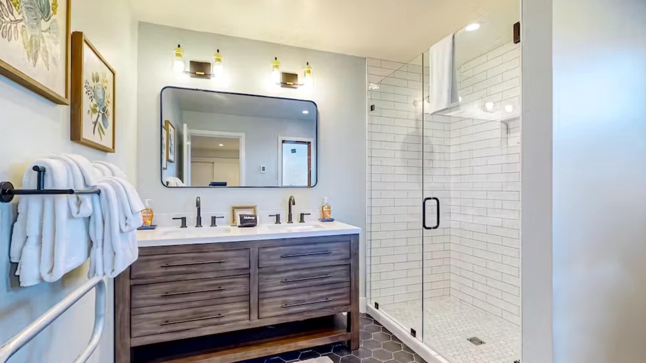 Photo of Bathroom in Elk