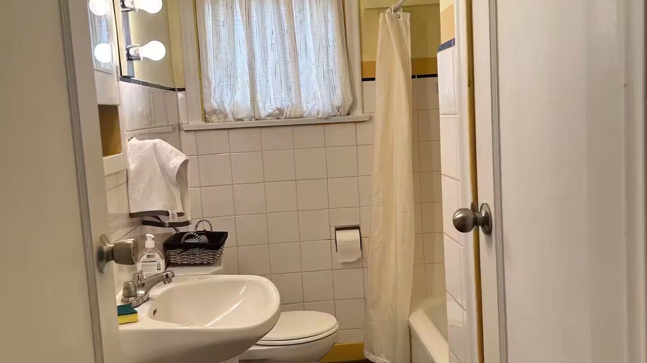 Photo of Bathroom in Crescent Heights