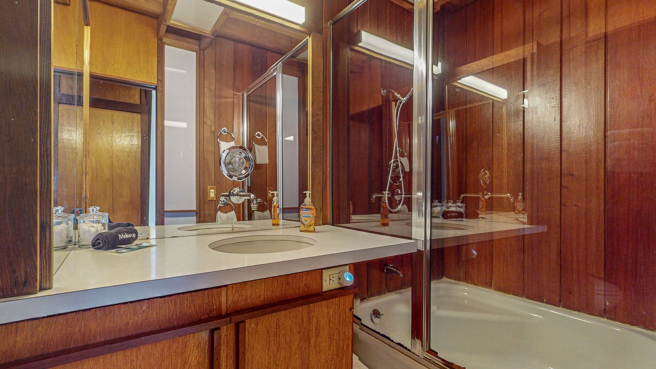 Photo of Bathroom in Elk