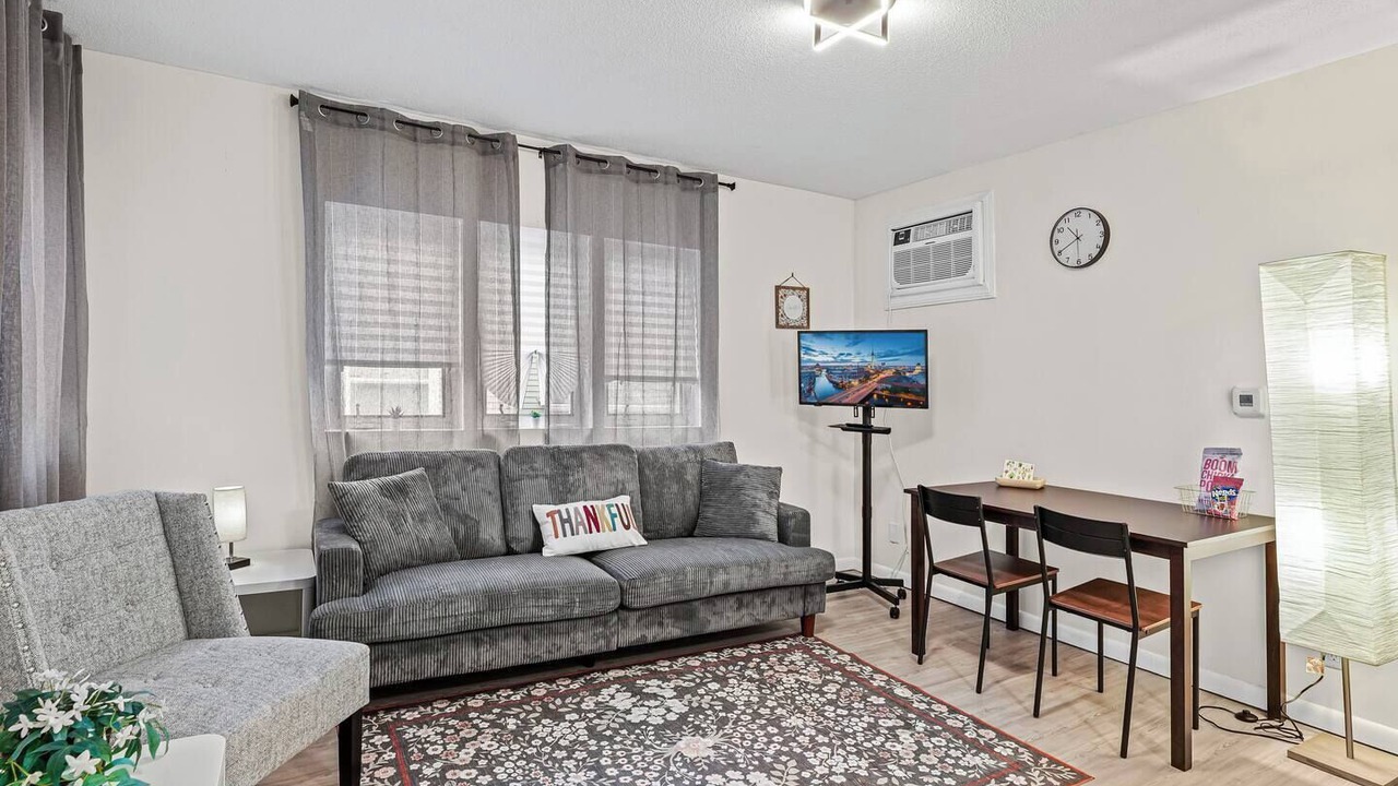 Photo of Livingroom in Champaign