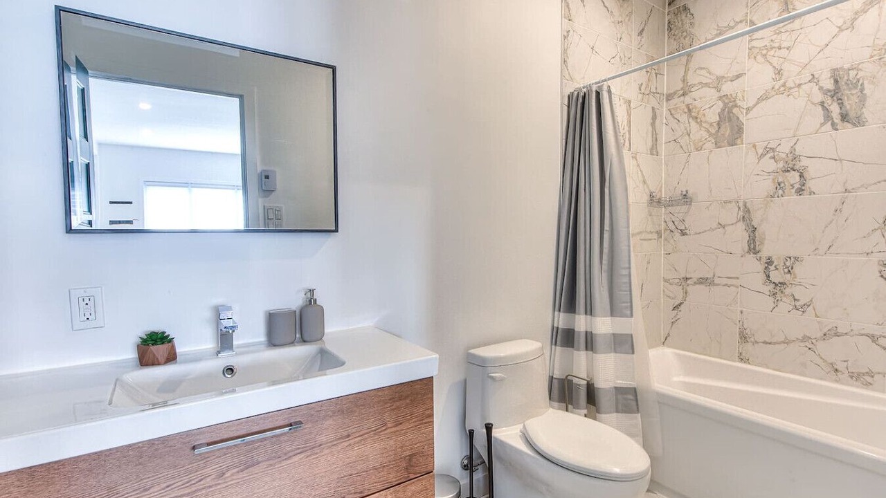 Photo of Bathroom in Longueuil