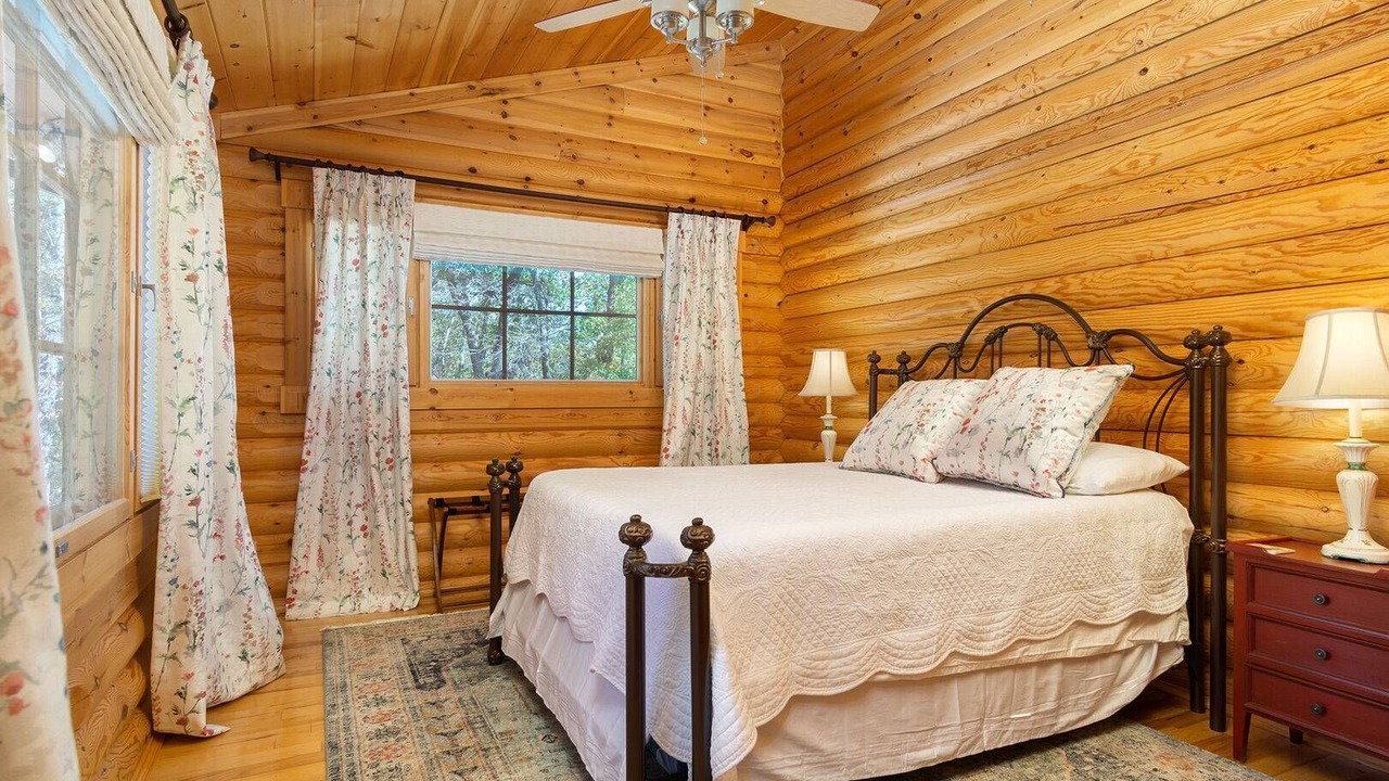 Photo of Bedroom in Old Fort