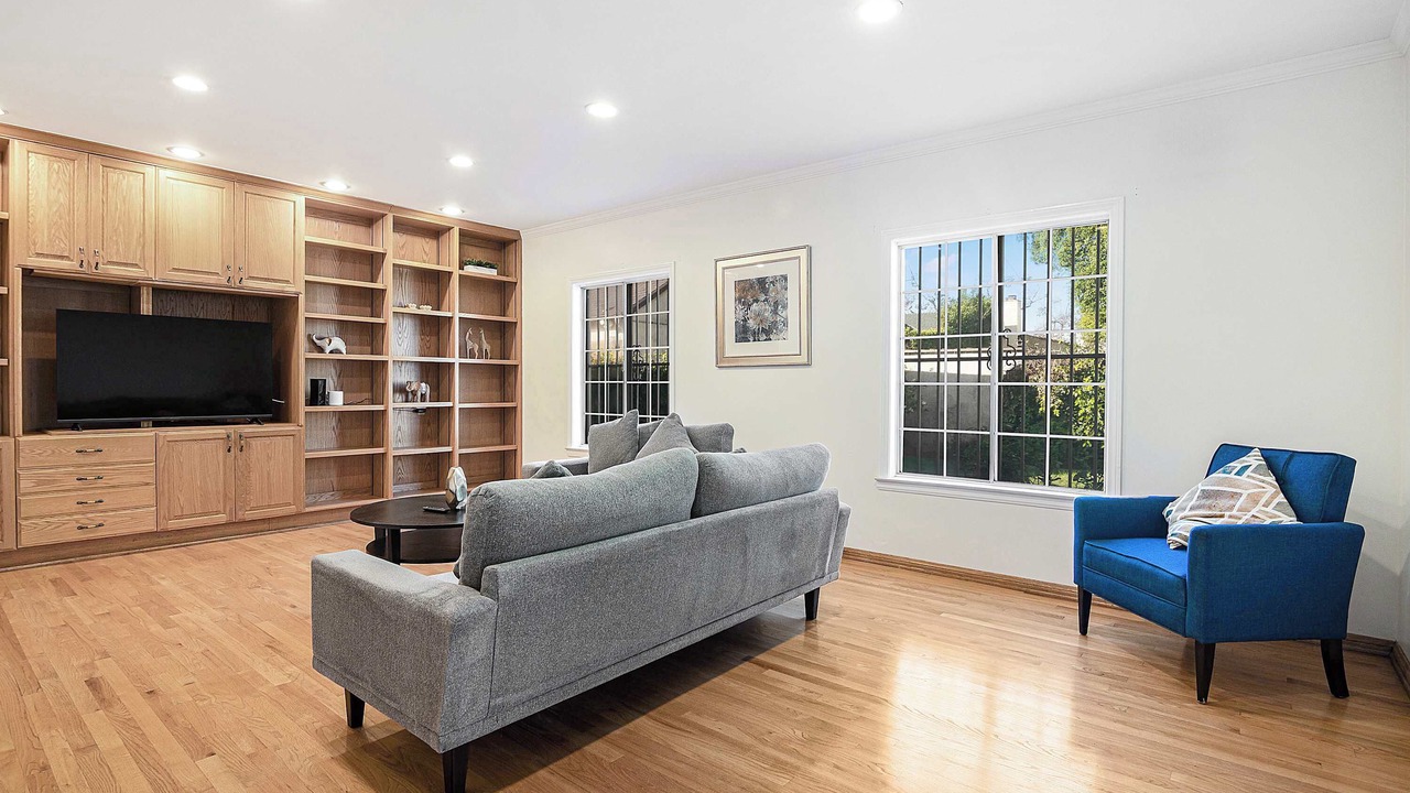 Photo of Livingroom in Greater Wilshire - Hancock Park