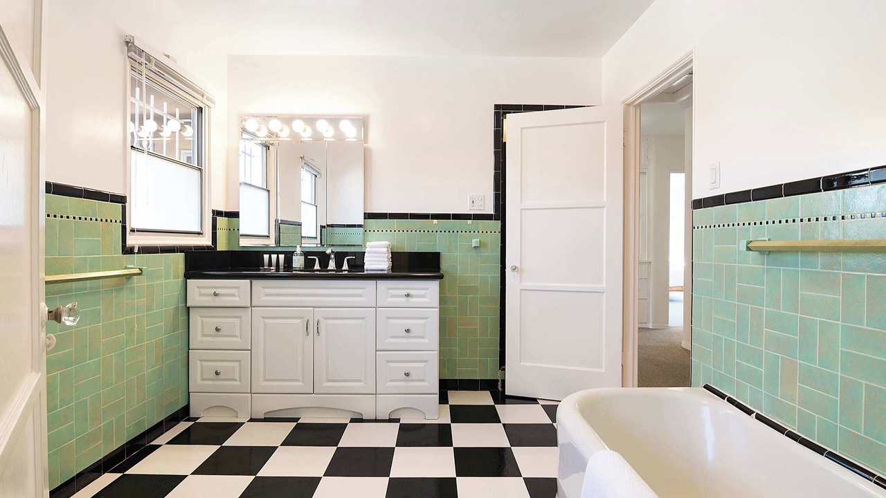 Photo of Bathroom in Greater Wilshire - Hancock Park