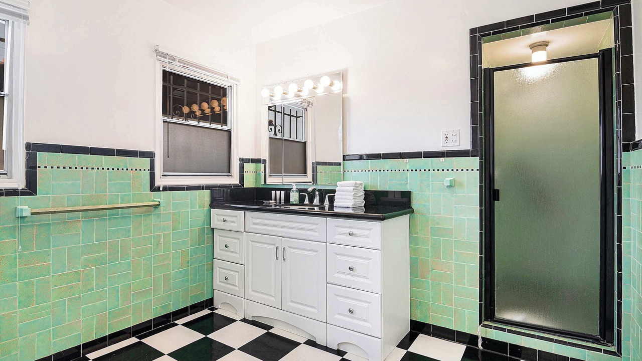 Photo of Bathroom in Greater Wilshire - Hancock Park