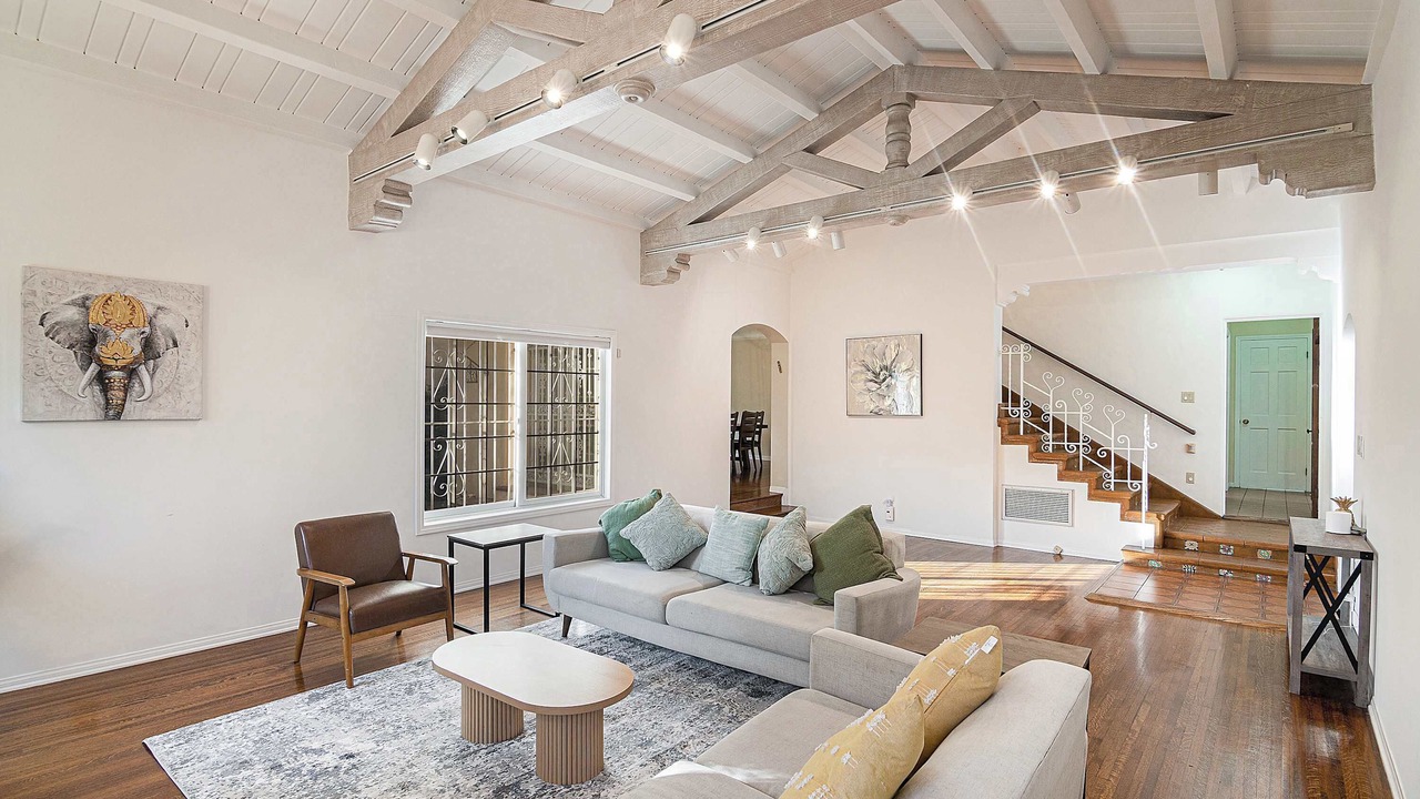Photo of Livingroom in Greater Wilshire - Hancock Park