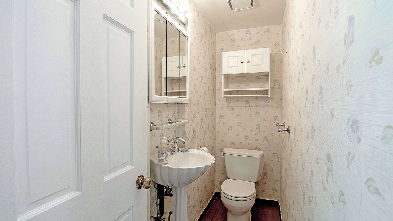 Photo of Bathroom in Greater Wilshire - Hancock Park