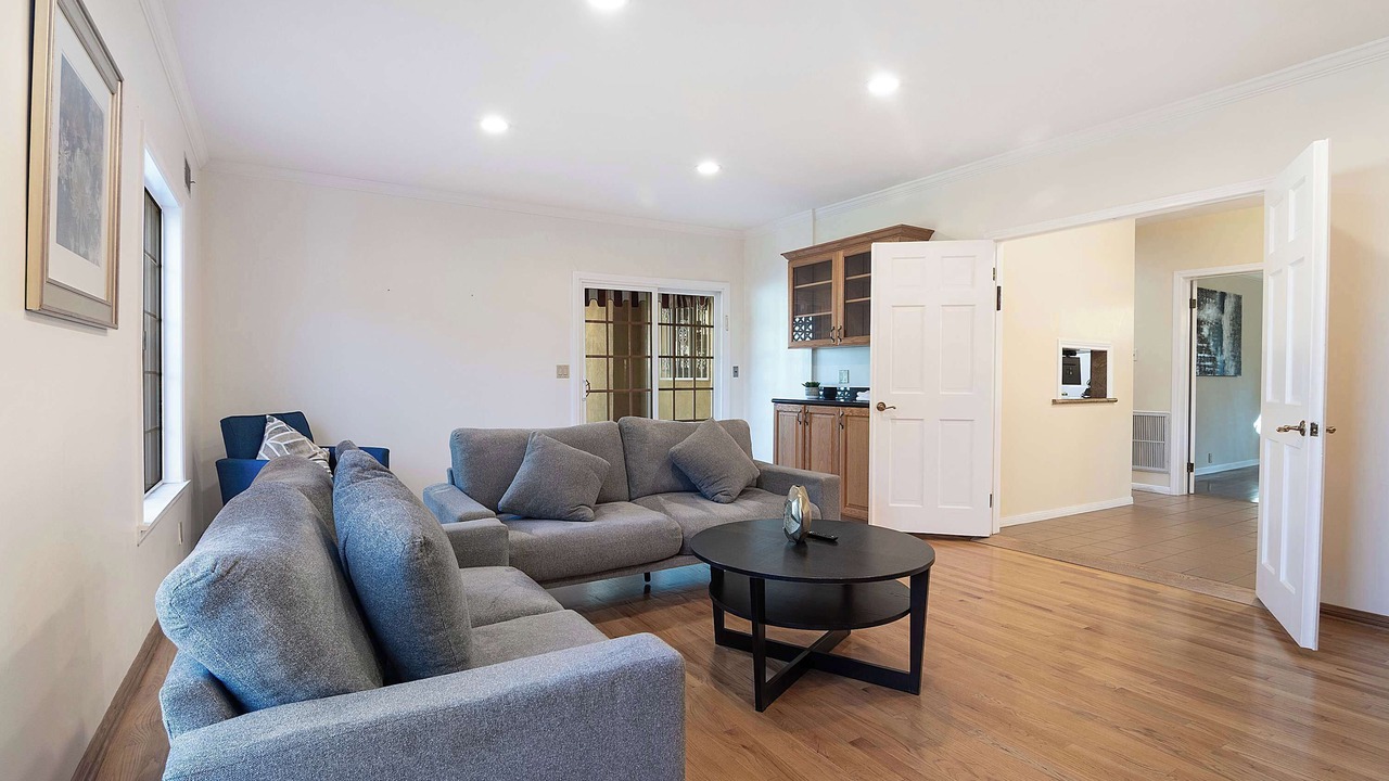 Photo of Livingroom in Greater Wilshire - Hancock Park