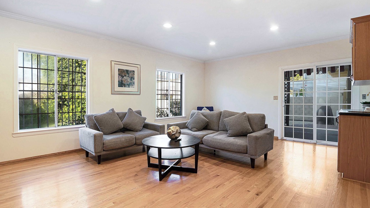 Photo of Livingroom in Greater Wilshire - Hancock Park