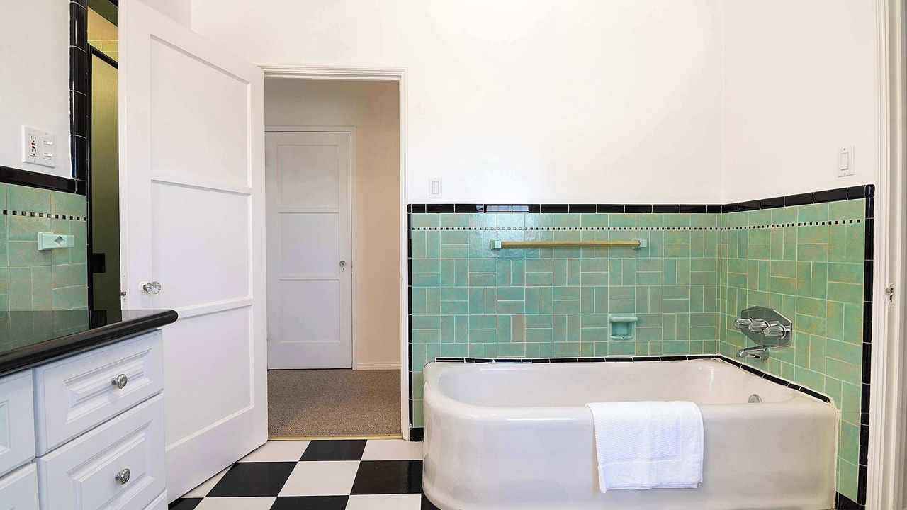 Photo of Bathroom in Greater Wilshire - Hancock Park