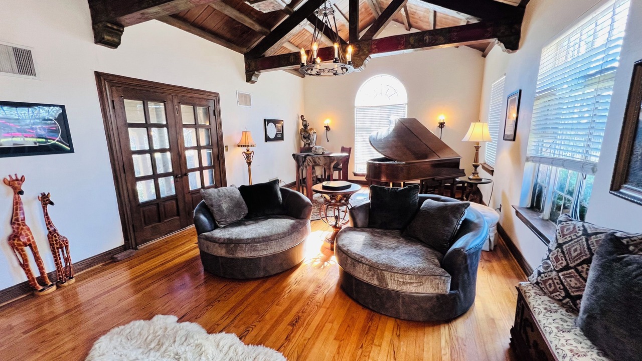 Photo of Livingroom in Ada