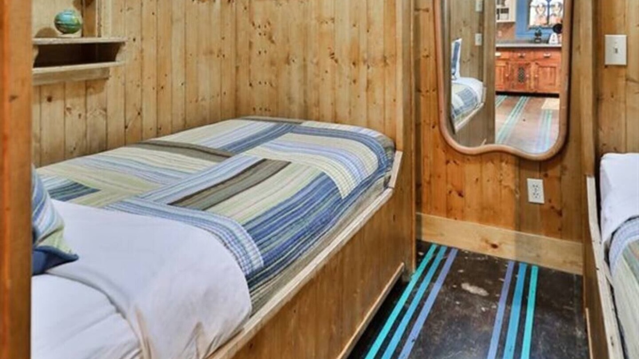 Photo of Bedroom in Sayles Blvd. Area