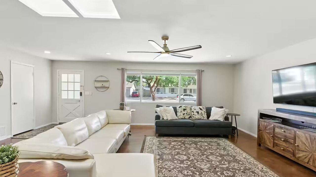 Photo of Livingroom in Melrose Paradise