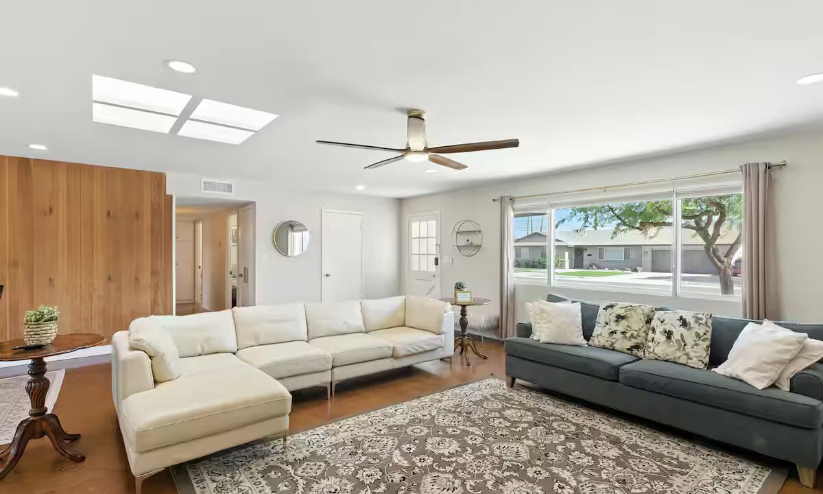 Photo of Livingroom in Melrose Paradise