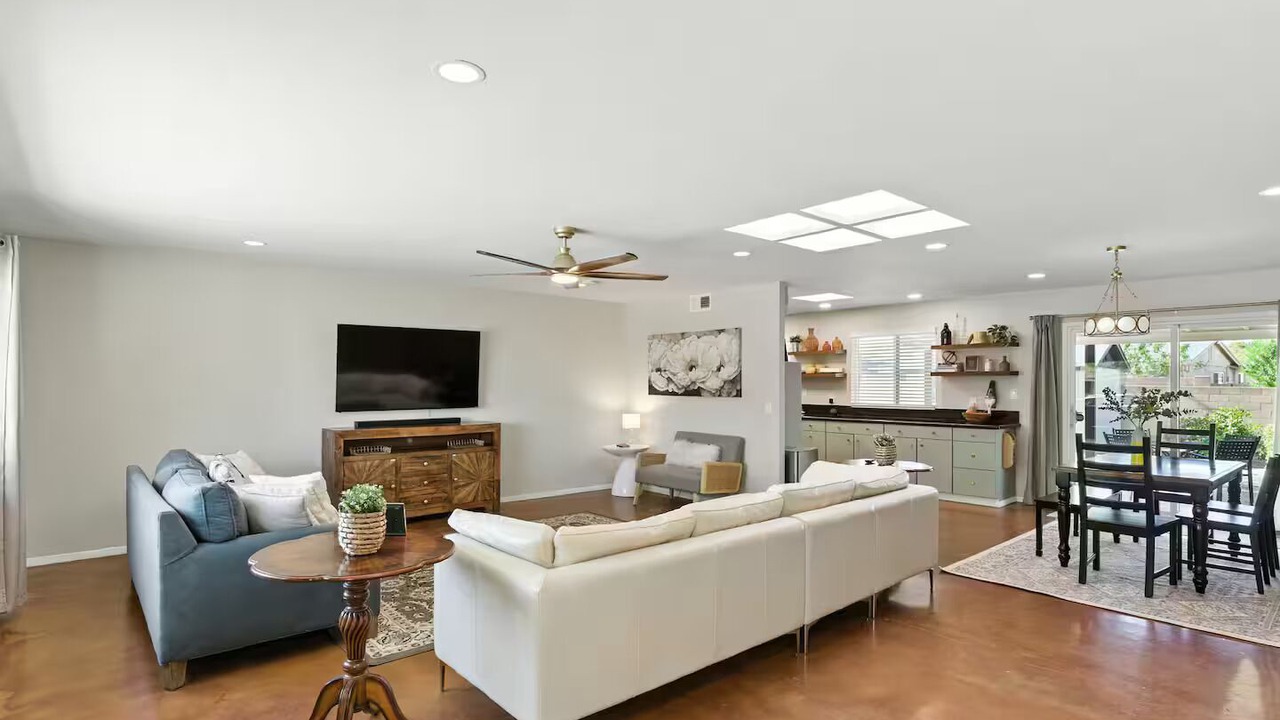 Photo of Livingroom in Melrose Paradise