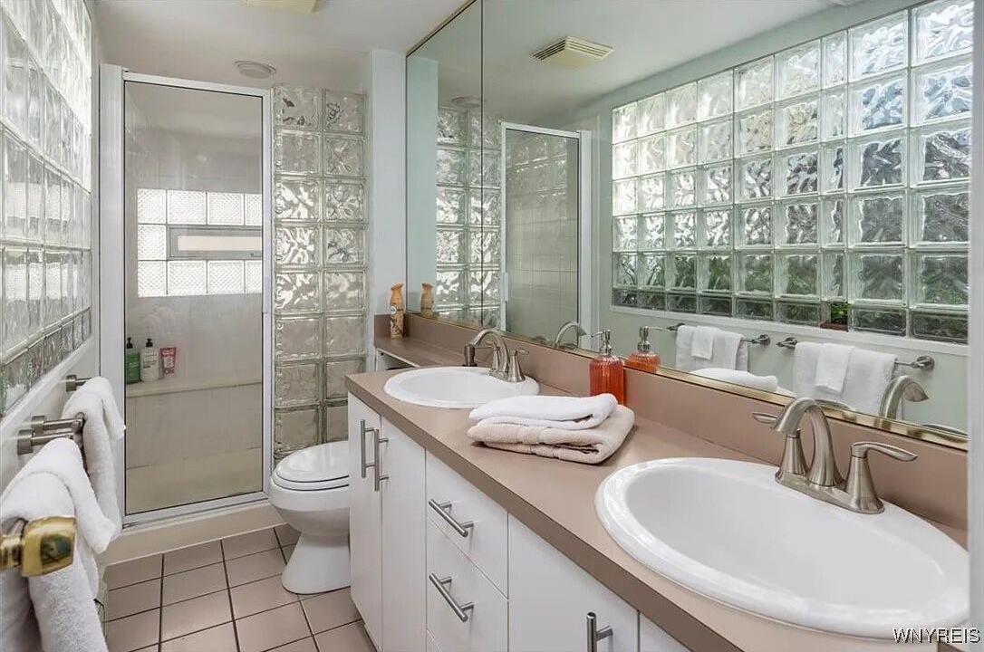 Photo of Bathroom in Lakeview