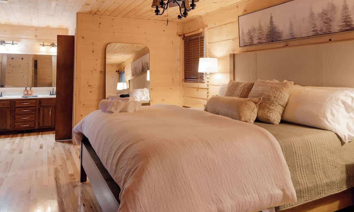 Photo of Bedroom in Piney Flats