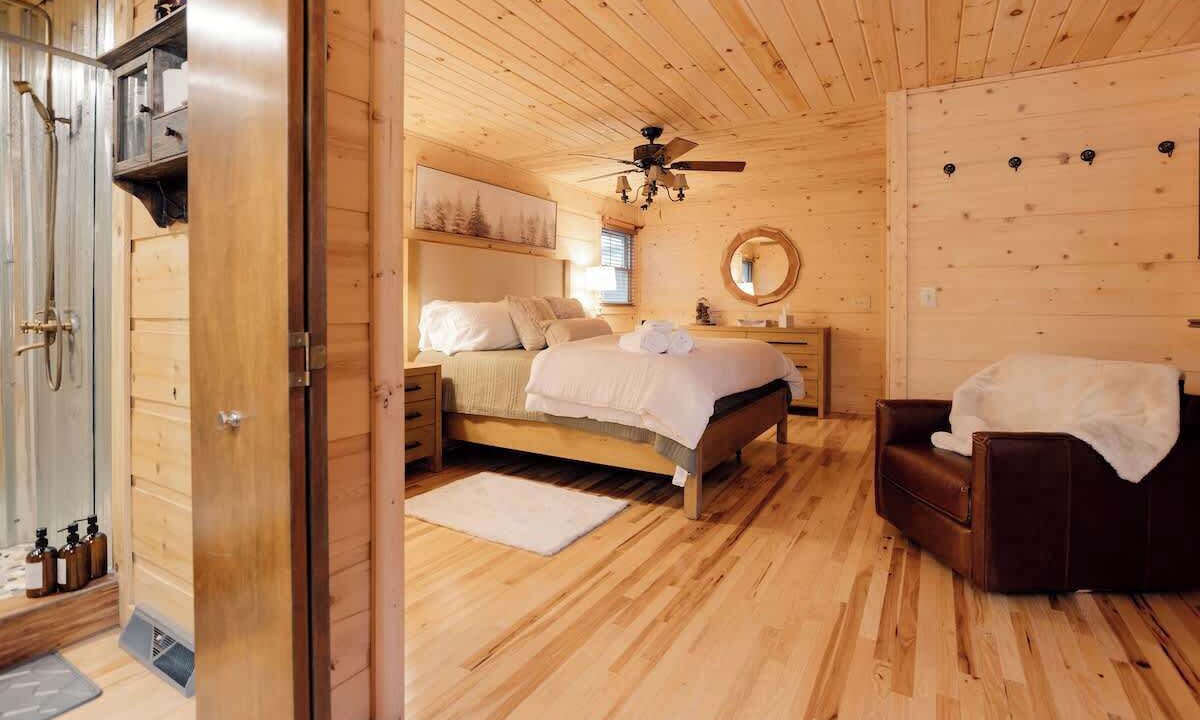 Photo of Bedroom in Piney Flats