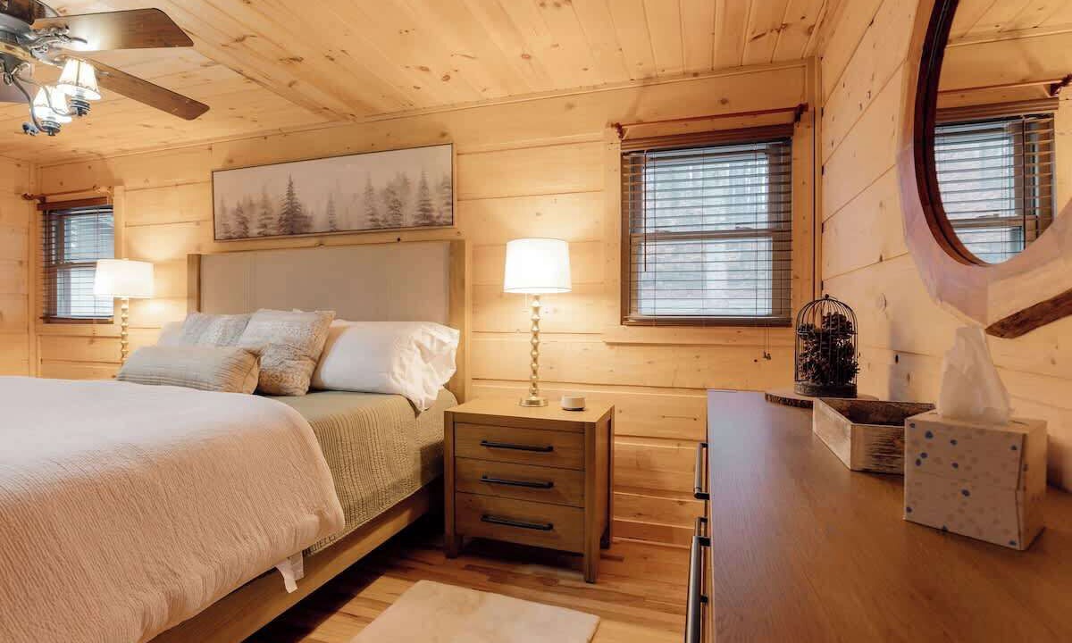 Photo of Bedroom in Piney Flats