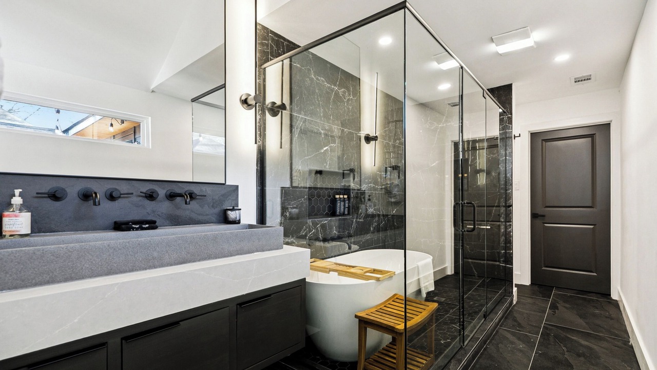 Photo of Bathroom in Highlands - Perkins