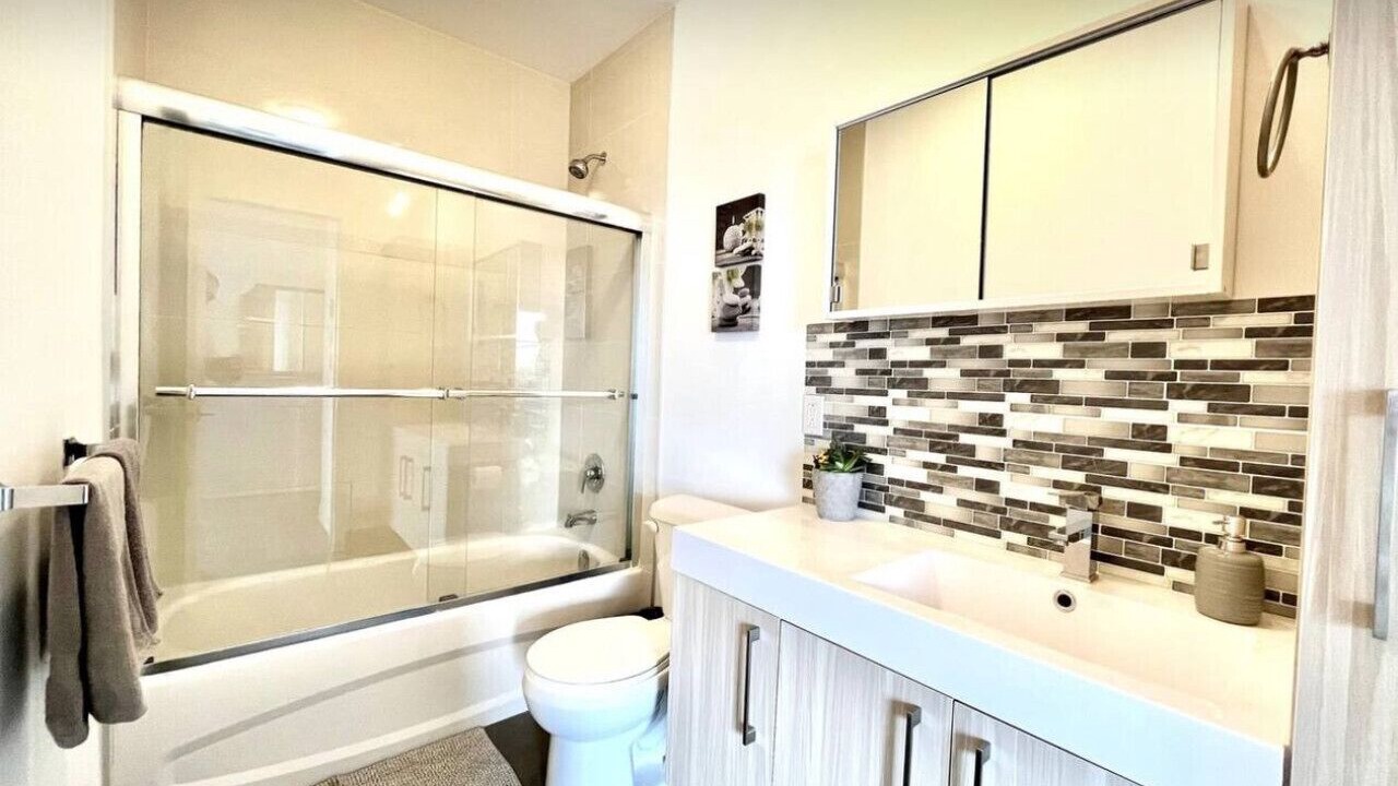 Photo of Bathroom in Cote-Des-Neiges—Notre-Dame-De-Grace