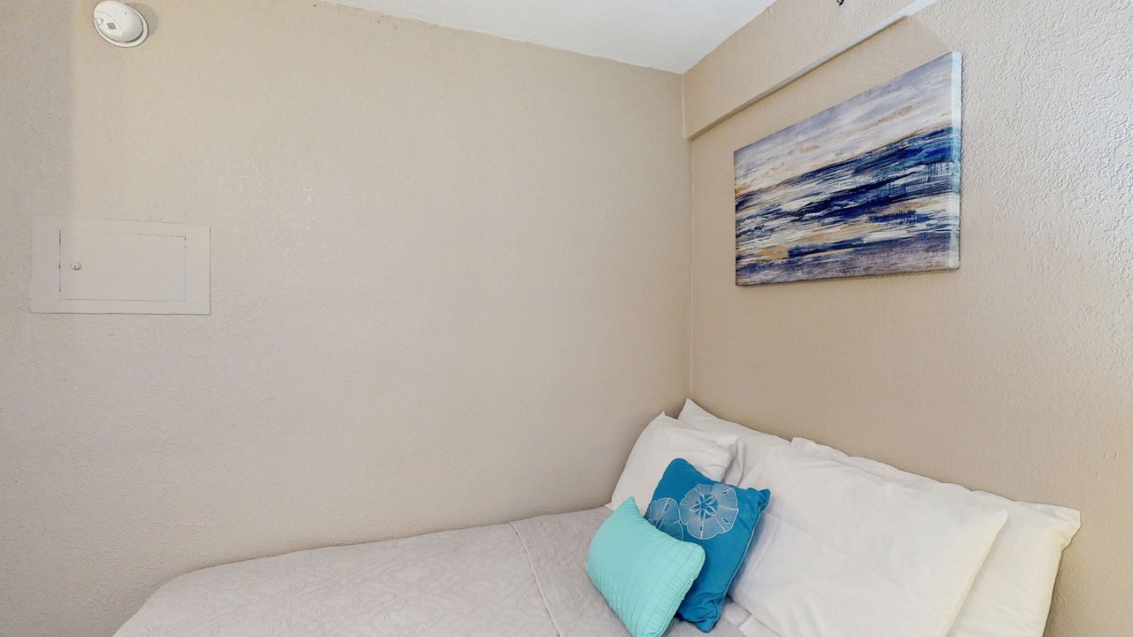 Photo of Bedroom in Rogers Seabreeze