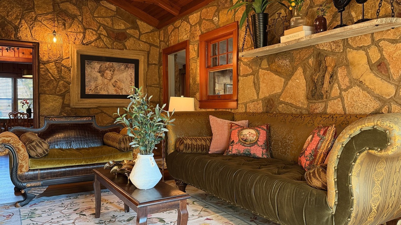 Photo of Livingroom in Elmwood Area