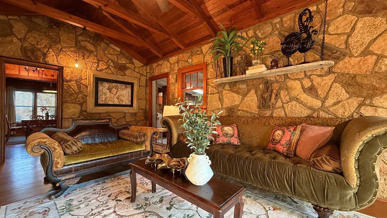 Photo of Livingroom in Elmwood Area