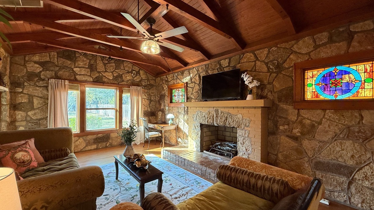 Photo of Livingroom in Elmwood Area