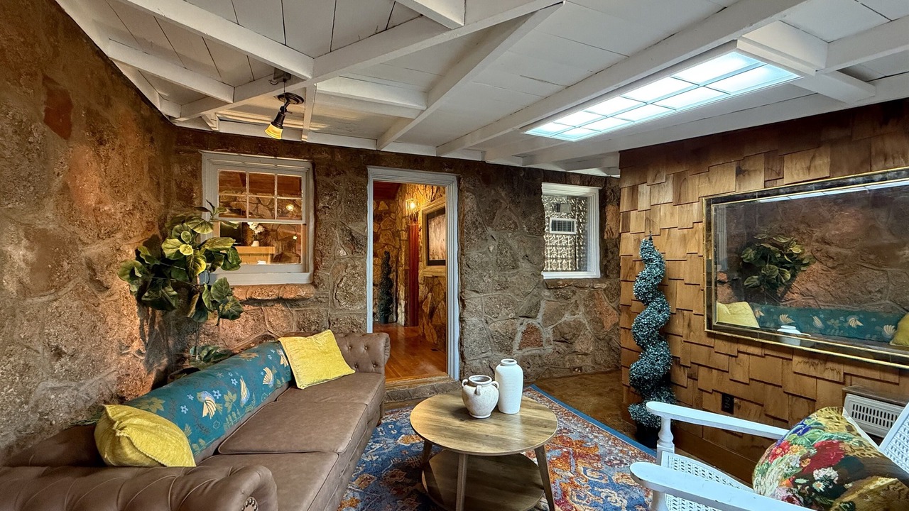 Photo of Livingroom in Elmwood Area