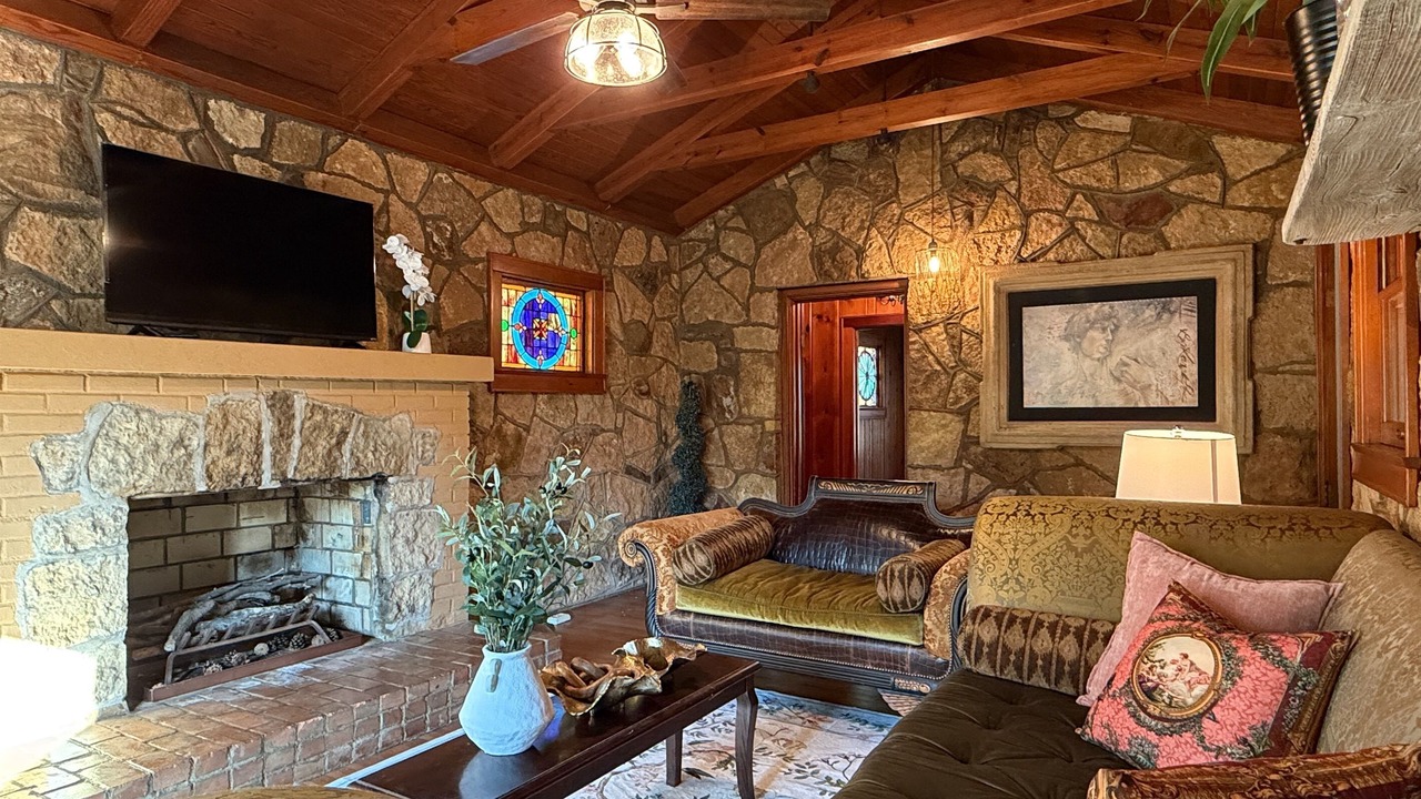 Photo of Livingroom in Elmwood Area