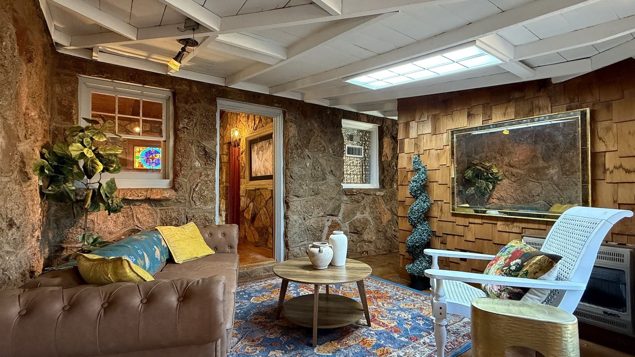 Photo of Livingroom in Elmwood Area