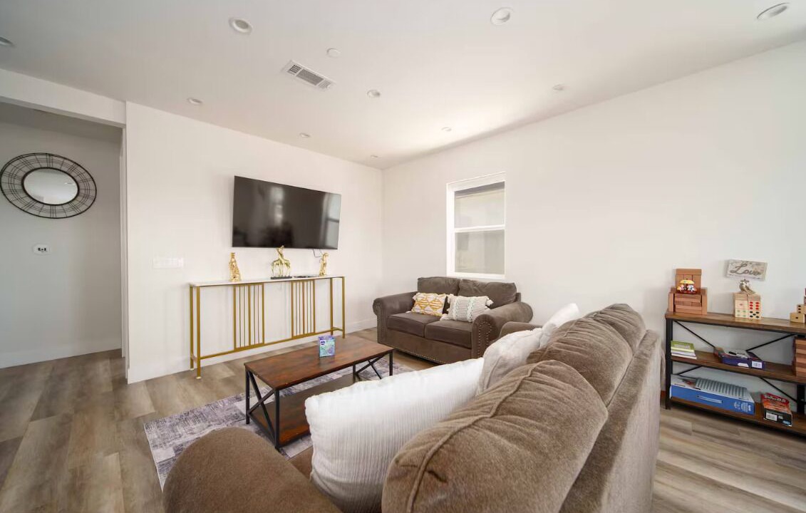 Photo of Livingroom in Midway City