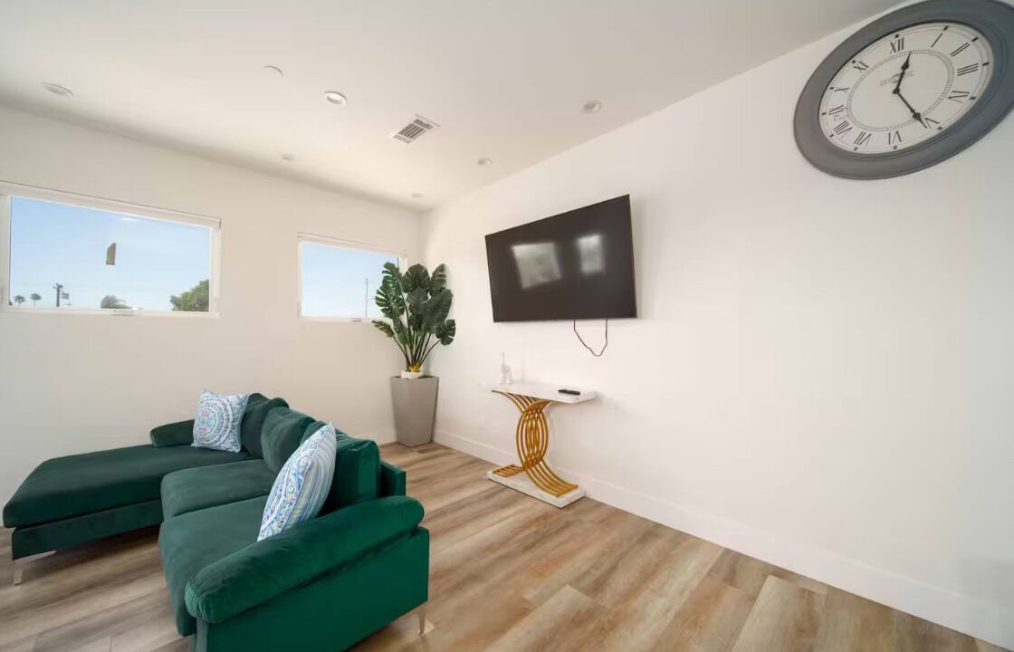 Photo of Livingroom in Midway City
