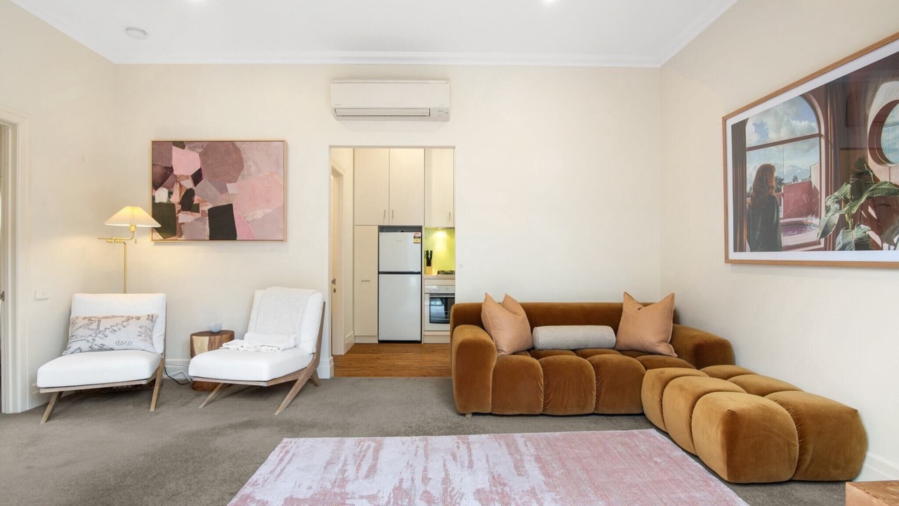 Photo of Livingroom in Kew East